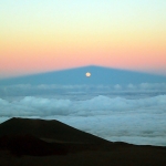 Lever de Lune à travers l'ombre du Mauna Kea
