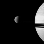 Titan, Saturne, et ses anneaux vus par Cassini