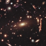 MACS 1206, un amas de galaxies formant lentille gravitationnelle