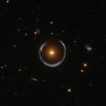Un anneau d’Einstein en fer à cheval vu par Hubble