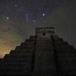 Le jour où la fin du monde n'a pas eu lieu - La constellation d'Orion, qui était une tortue pour les Mayas, est vue ici au-dessus d'El Castillo, leur pyramide centrale de Chichen Itza dans le Yucatan