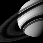 Le côté sombre des anneaux de Saturne