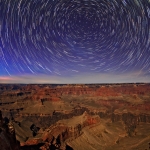 Filé d'étoiles sur le Grand Canyon