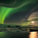 Aurores polaires et nuages sur l'Islande