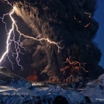 Cendres et éclairs au-dessus d'un volcan islandais