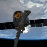 La capture du Dragon - L'ISS s'est saisie d'une capsule Dragon de la société SpaceX, chargée de 2,3 tonnes de ravitaillement, avec le bras robot Canadarm2