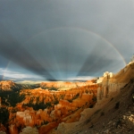 Arcs-en-ciel et rayons anticrépusculaires sur Bryce Canyon
