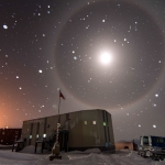Un halo de Lune bleue au-dessus de l'Antarctique