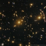 Abell 370, lentilles dans un amas de galaxies
