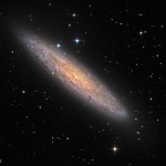 NGC 253, univers-île chargé en poussière