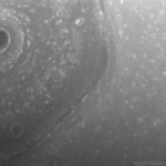 Au-dessus du pôle nord turbulent de Saturne