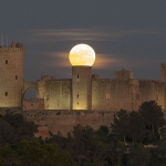 Superlune sur un château en Espagne