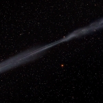 La queue d'ions fendue de la comète Lovejoy E4