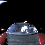 Sur la route de Mars - Le mannequin Starman est confortablement installé au volant d'un roadster Tesla, lancé par la première fusée Falcon Heavy