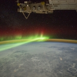 Une aurore et le cratère de Manicouagan depuis l'ISS