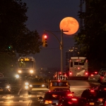 La Lune sur la 96ème Rue Est