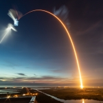 Premières lueurs de l'aube, éclat rouge d'une fusée - Lancement depuis Cap Canaveral d'une fusée Falcon 9 de la société SpaceX, vu depuis le bâtiment d'assemblage lors d'une exposition de 277 secondes