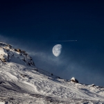 Lune gibbeuse et montagne suédoise - Lorsque plus de la moitié de la Lune est éclairée, elle est qualifiée de gibbeuse, comme elle apparaît ici au-dessus de la Suède