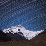 Filé d'étoiles au-dessus de l'Everest