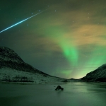 Lueur d'une aurore et flash d'une météorite
