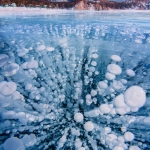 Bulles de méthane gelées à la surface du lac Baïkal