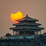 Eclipse partielle de Soleil au-dessus de Pékin