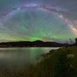 Eventail de luminescence du lac jusqu'au ciel