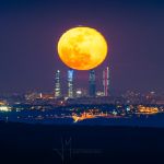 Quatre tours et la Lune de l'équinoxe - La pleine lune se lève, le lendemain de l'équinoxe, juste au-dessus des tours de la ville de Madrid, fortement déformée par la réfraction atmosphérique
