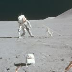 Un astronaute marque un but sur la Lune