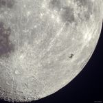 La silhouette de l'ISS devant la Lune