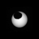 La lune martienne Phobos passe devant le Soleil