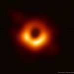 Première image d'un trou noir et de son horizon - L'horizon des événements est la limite en deçà de laquelle plus aucune particule ne peut s'échapper d'un trou noir, ceci en est la première image jamais obtenue