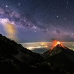 Le volcan de Fuego sous la Voie Lactée et les étoiles