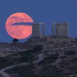 La lune des fraises au-dessus du Temple de Poséïdon