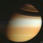 En traversant le plan des anneaux de Saturne