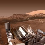 Collines, crêtes et traces sur Mars