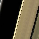 Etrange planète entre les anneaux de Saturne