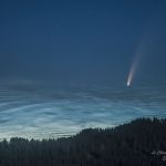 La comète NEOWISE sur son lit de nuages noctiluques