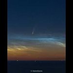 La comète NEOWISE se lève sur l'Adriatique