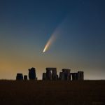 La comète NEOWISE sur Stonehenge