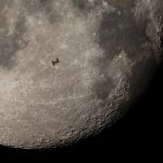 La Station spatiale internationale devant la Lune