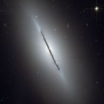 NGC 5866, une galaxie vue par la tranche