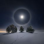 Halo lunaire sur paysage d'hiver