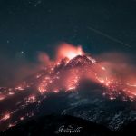 Étoiles au-dessus d'un volcan en éruption