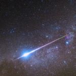 Brillante Perséide au Portugal - Traversant l'atmosphère terrestre à 60 kilomètres par seconde, ce brillant météore des perséides file le long d'une Voie lactée étoilée. 