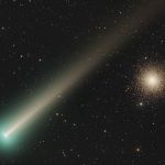 La comète Léonard à côté de M3 - La comète Leonard vient à peine de franchir le seuil théorique de visibilité à l'oeil nu, cependant les meilleures chances de l'observer restent aux jumelles. 