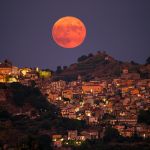 La Lune des Moissons au-dessus de la Sicile