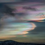 Nuages iridescents au-dessus de la Laponie