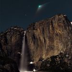 La comète ZTF au-dessus des chutes du parc Yosemite
