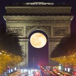 La Lune à travers l'Arc de Triomphe